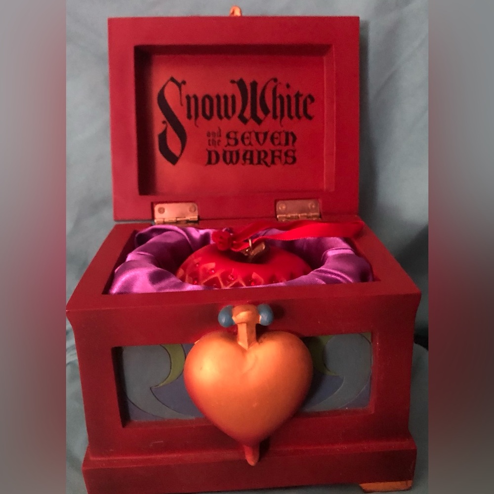 DISNEY STORE SNOW WHITE JEWELED APPLE ORNAMENT IN EVIL QUEENS BOX 2007